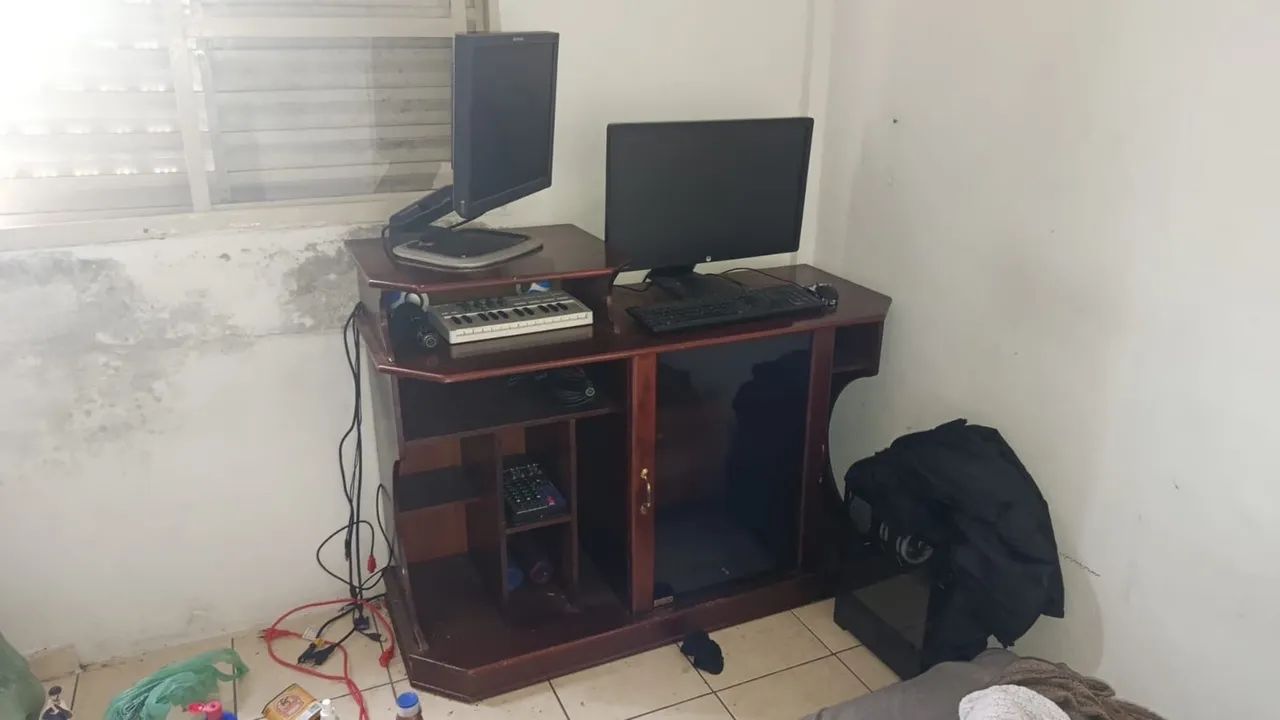 Mesa para Computador / Home Studio com Nichos e Armários