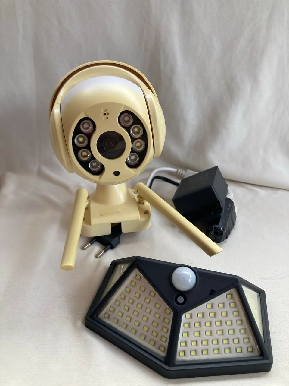 Câmera Wi-Fi Giratória com Cartão 64Gb e Led Solar - Foto 5