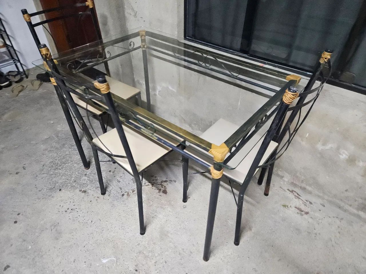 Jogo de mesa e cadeiras 