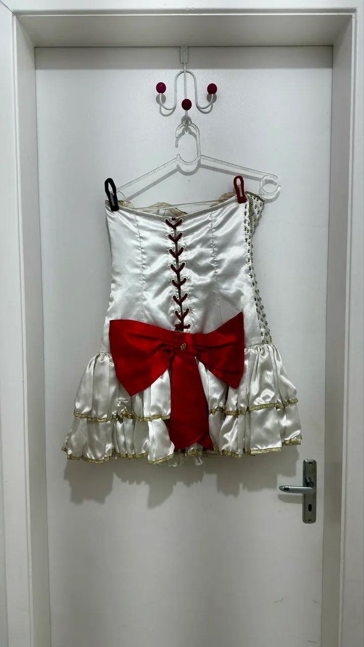 Vestido Branco com Pedrarias e Laço Vermelho