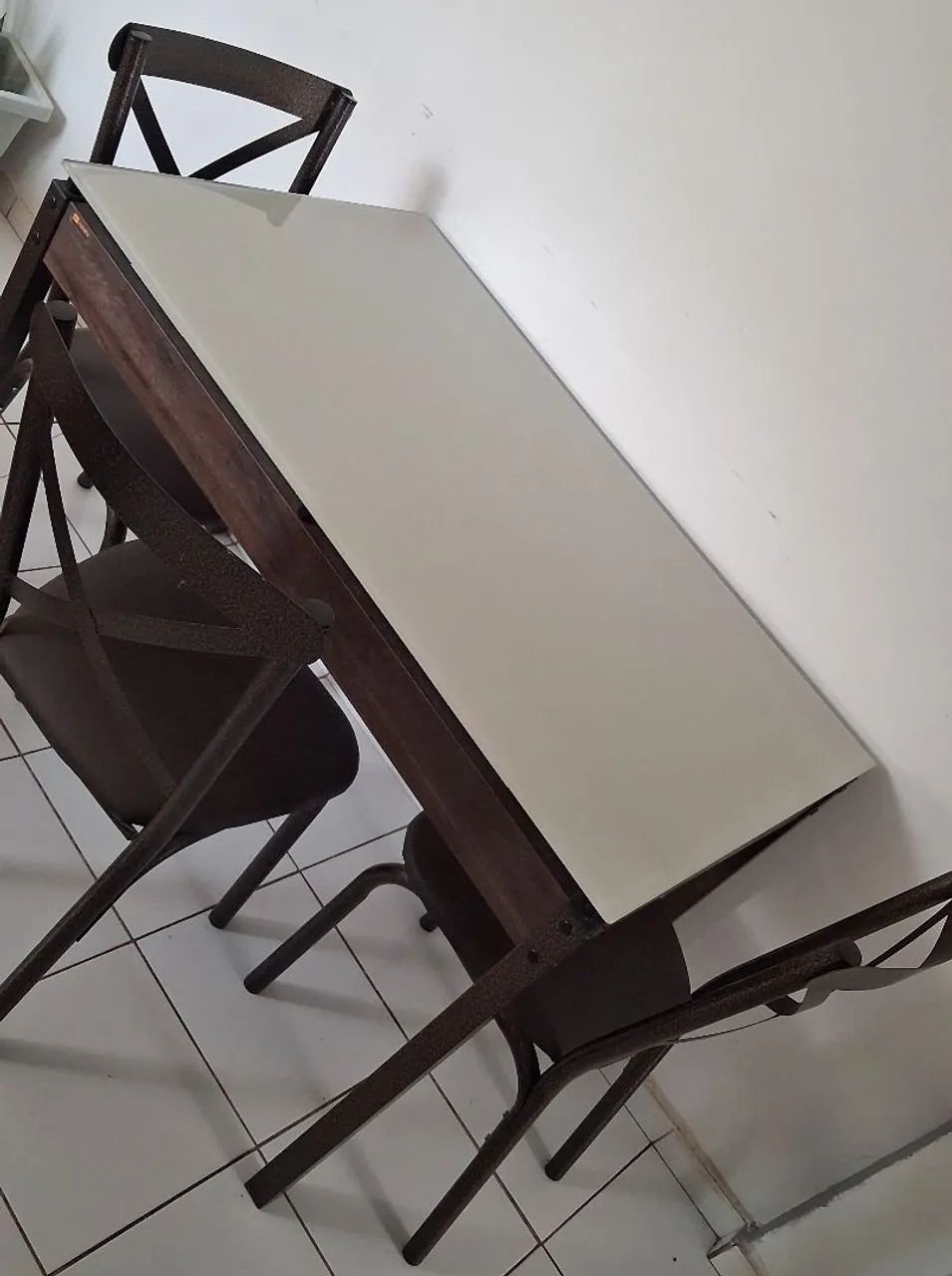 Mesa de vidro com 4 cadeiras