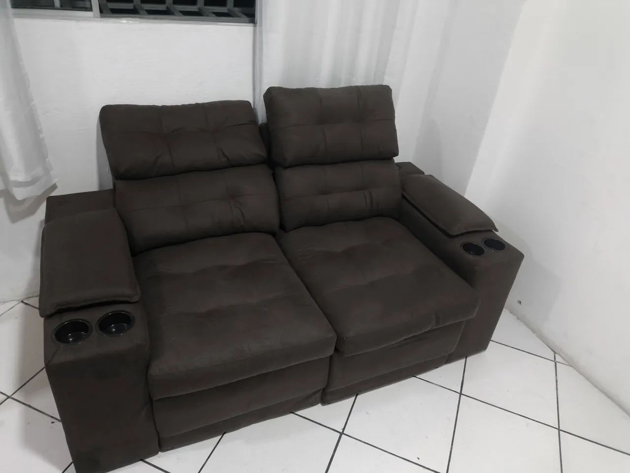 Sofá sofisticado com apoio de copo e suporte pra carregar celular 