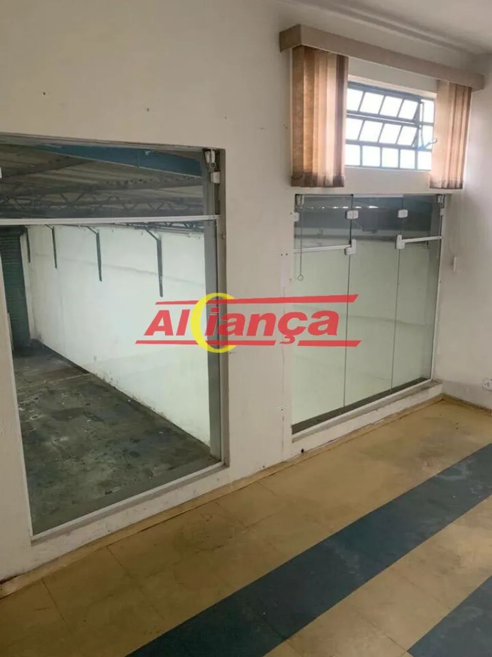 Salão comercial no centro, com 2 banheiros, portas de aço, entrada laterall - Foto 5