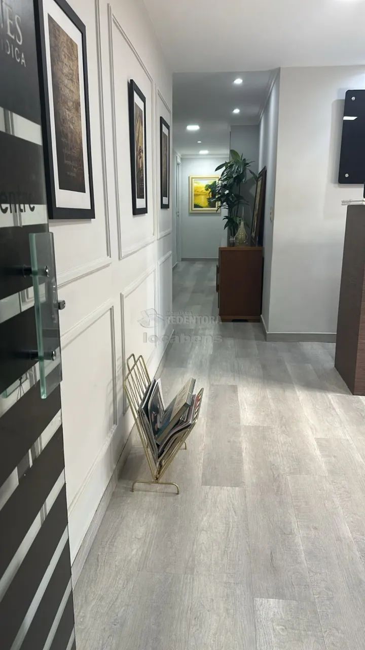 Sala comercial com 100 m² e 01 vaga de garagem no Centro