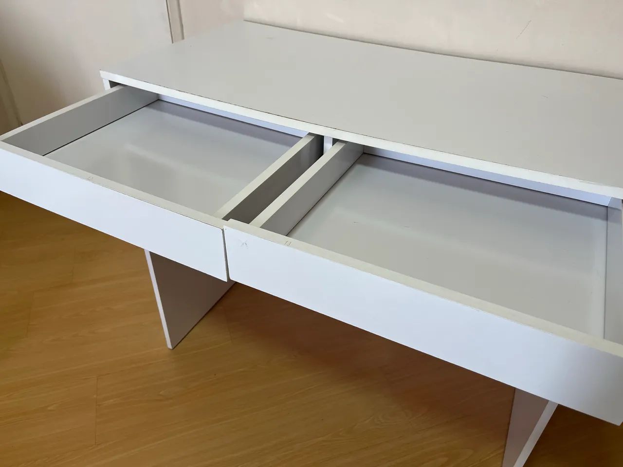 Escrivaninha branca com 2 gavetas - Foto 4