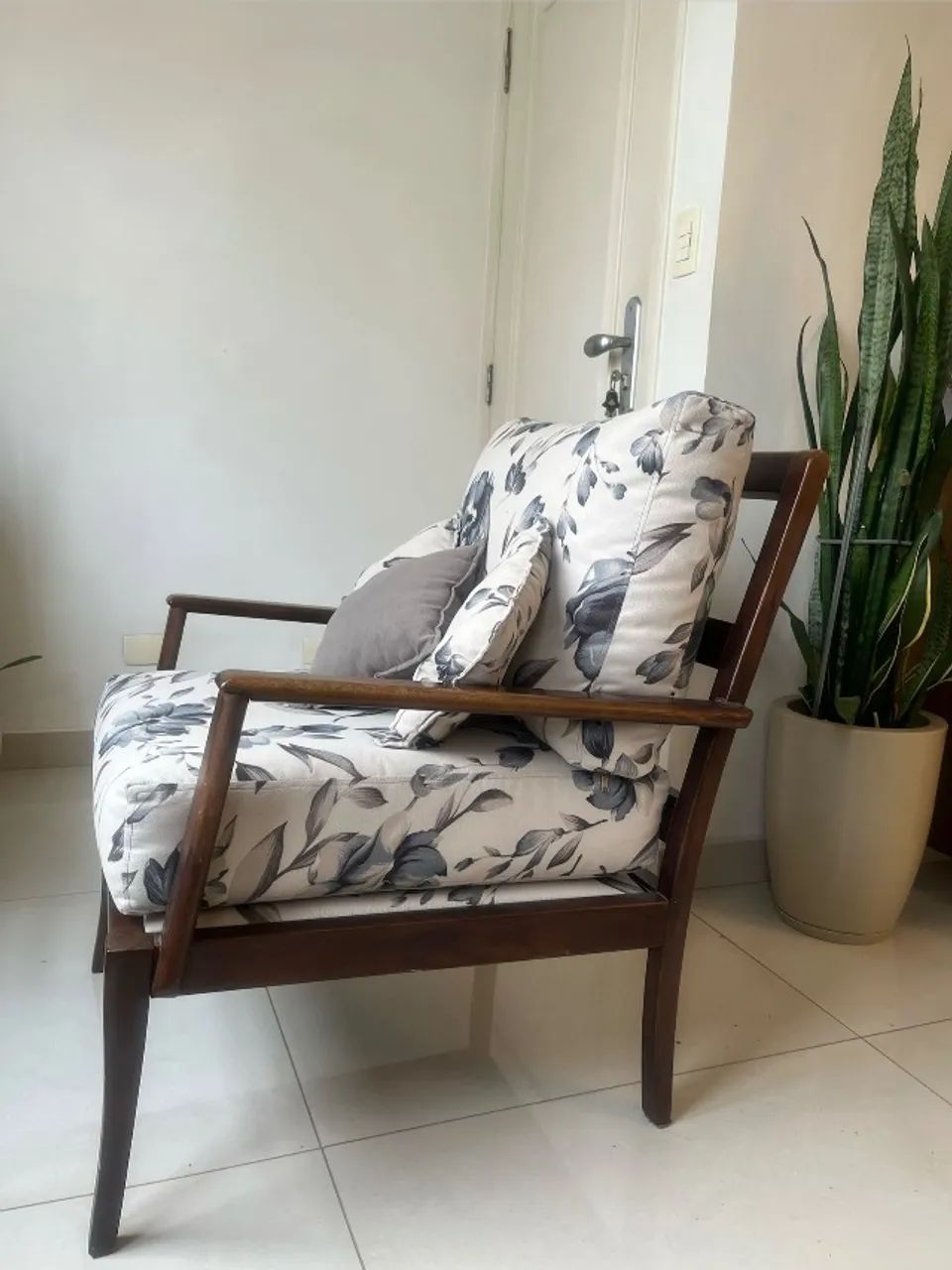 Poltrona de madeira estofada floral super confortável - Foto 3