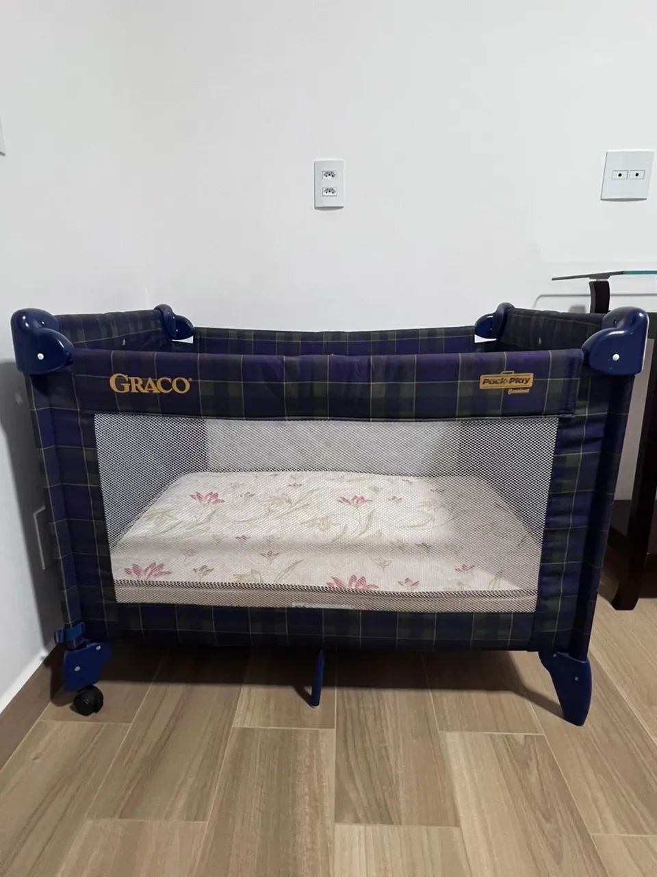 Berço de camping / chiqueirinho com colchão sob medida