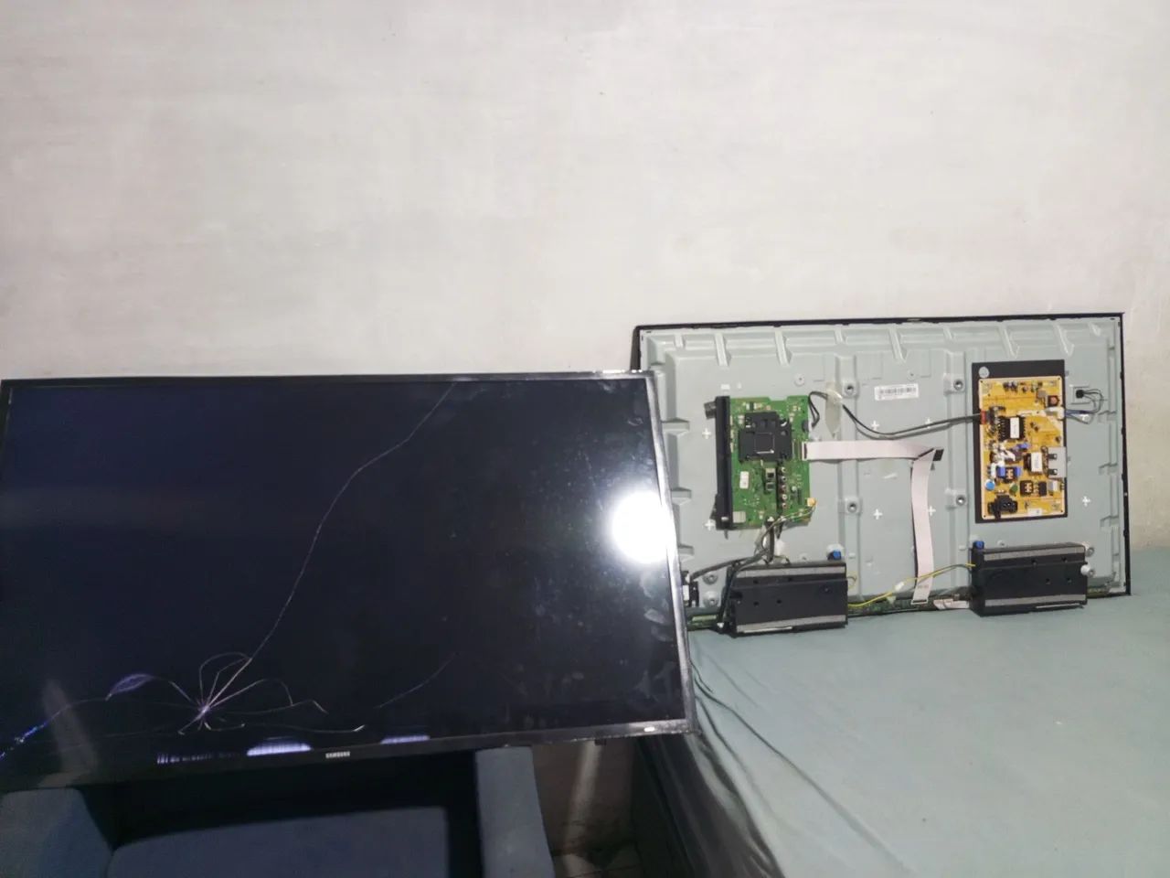 Vendo 2 tvs Samsung de 40 e 43 polegadas com tela trincada para retirada de peças 
