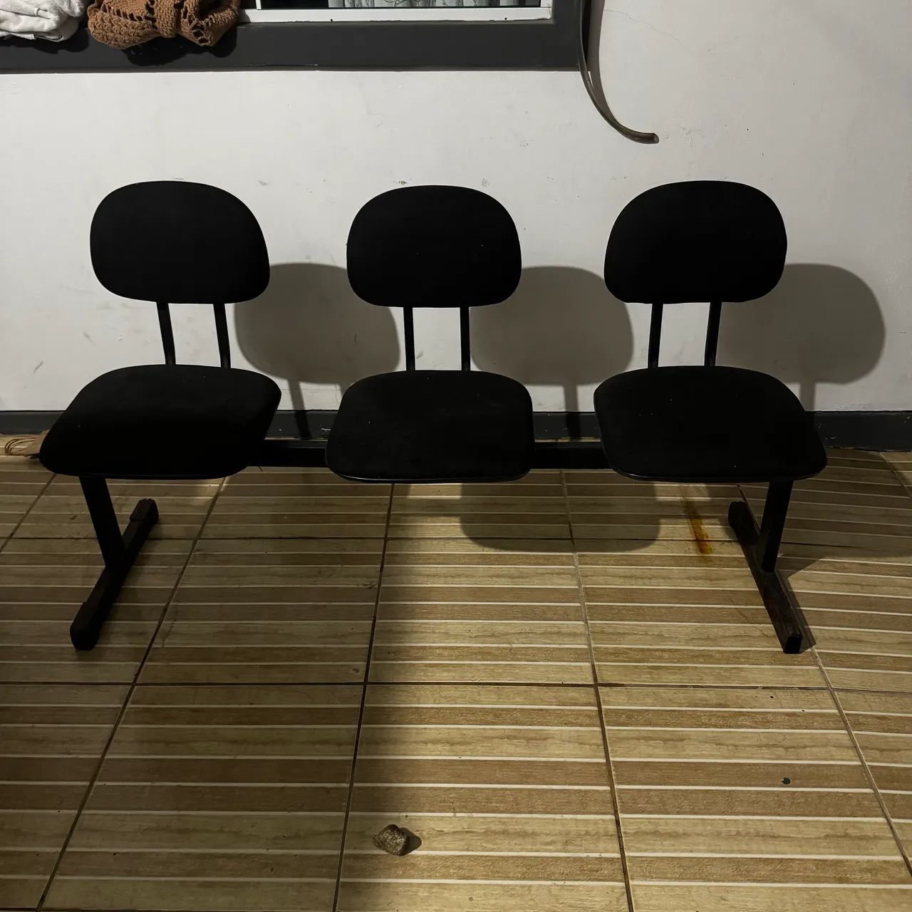 Cadeira longarina secretária reta 3 lugares preta  - Foto 3