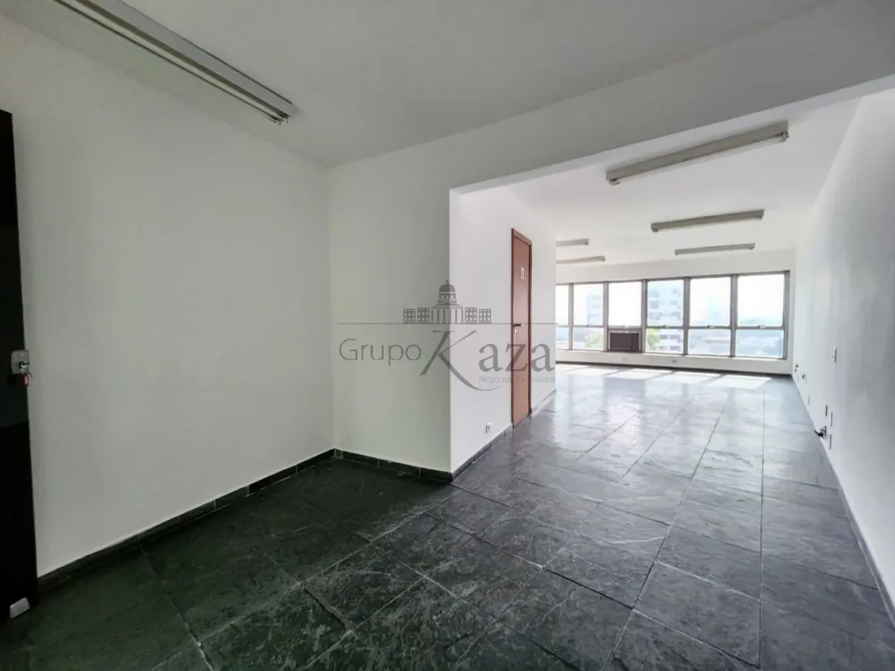 Oportunidade - Sala Comercial - Centro - Edifício Saint James - 79m².