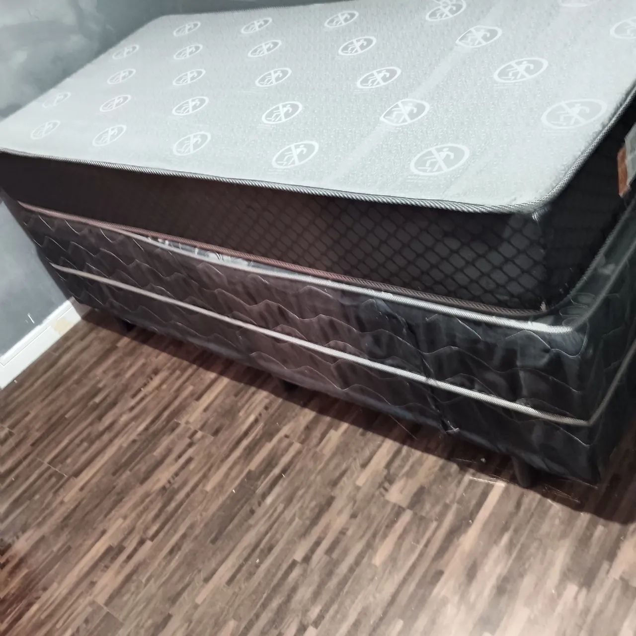 São uma cama box solteiro com dois colchões de solteiro.  - Foto 3
