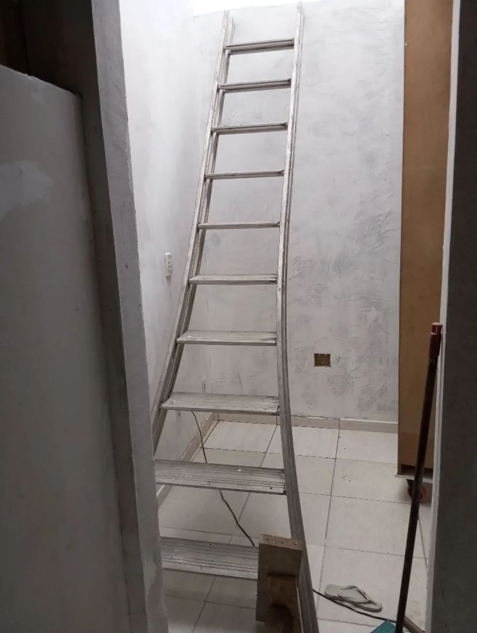 Escada com plataforma 