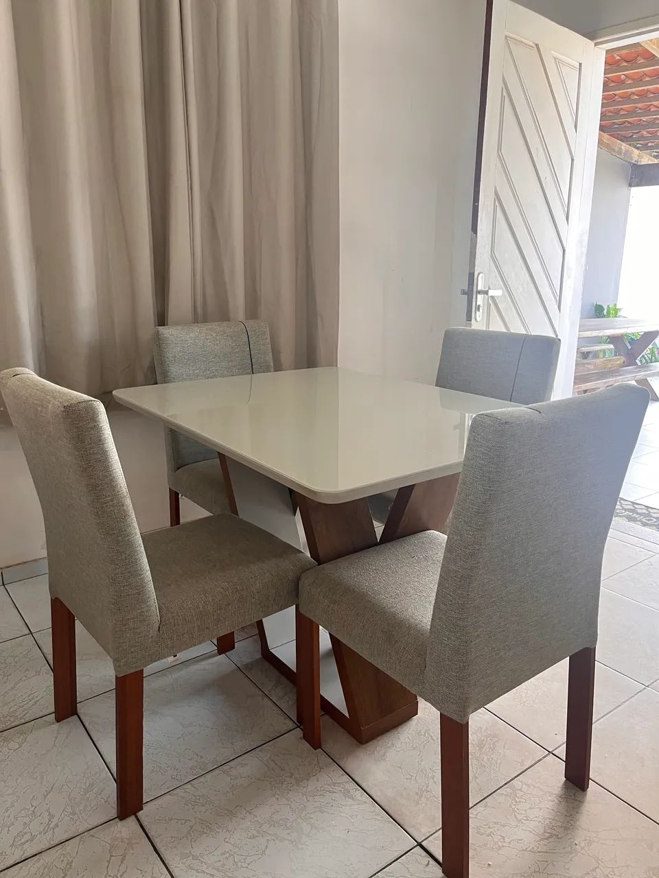 Mesa de jantar - 4 lugares 100% madeira