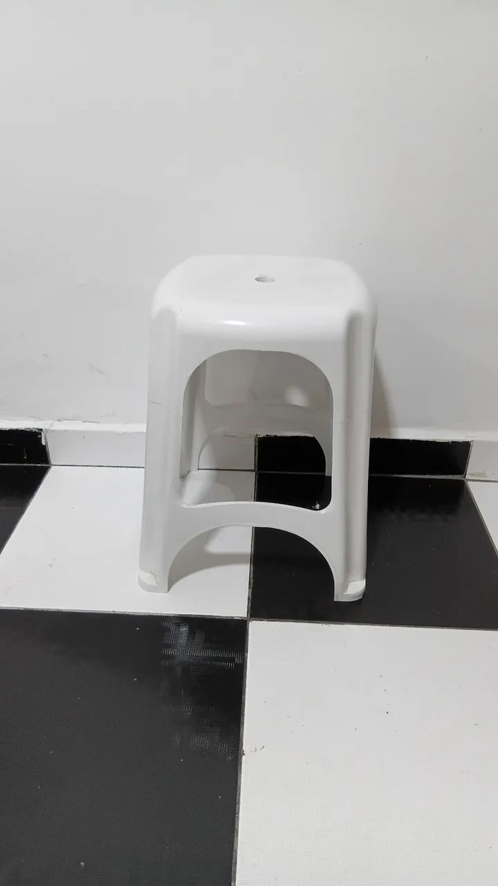 Banqueta de plástico resistente branca - Foto 2