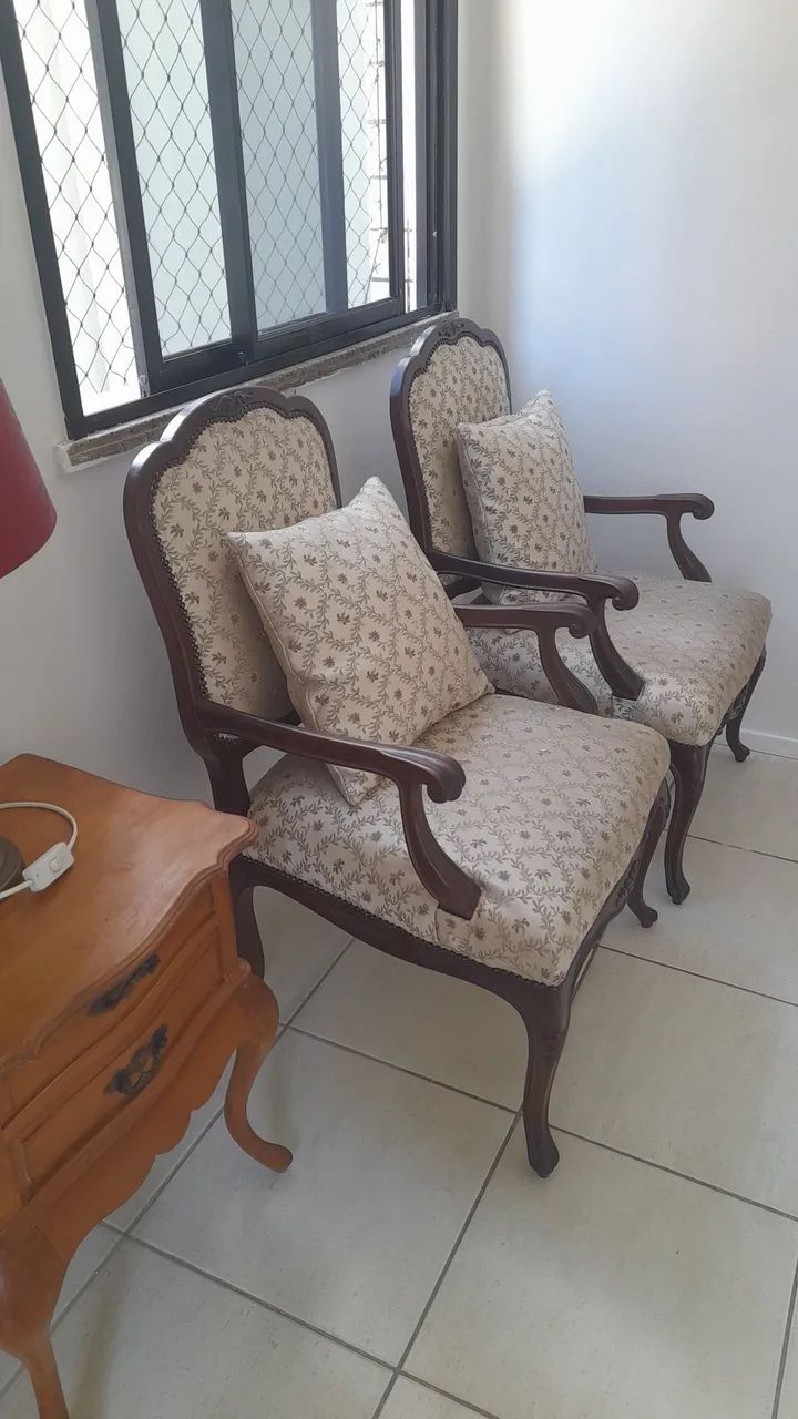 Par de Poltronas Estilo Luís XV em Madeira Maciça