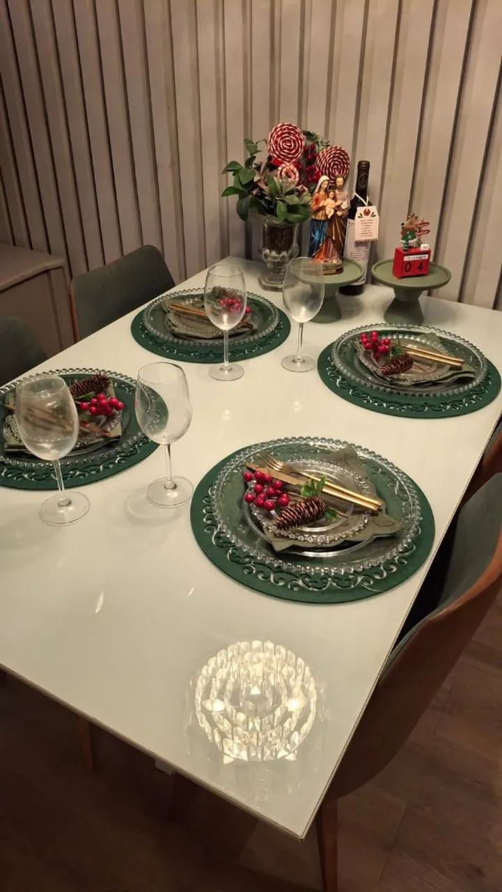 Mesa com tampo de vidro 