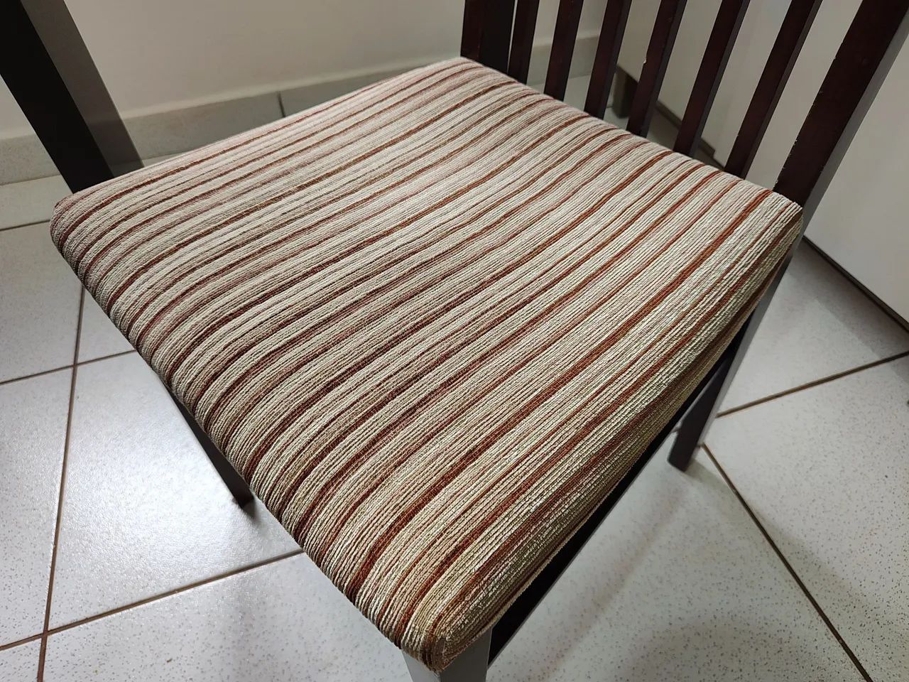 Mesa com quatro cadeiras - Foto 3