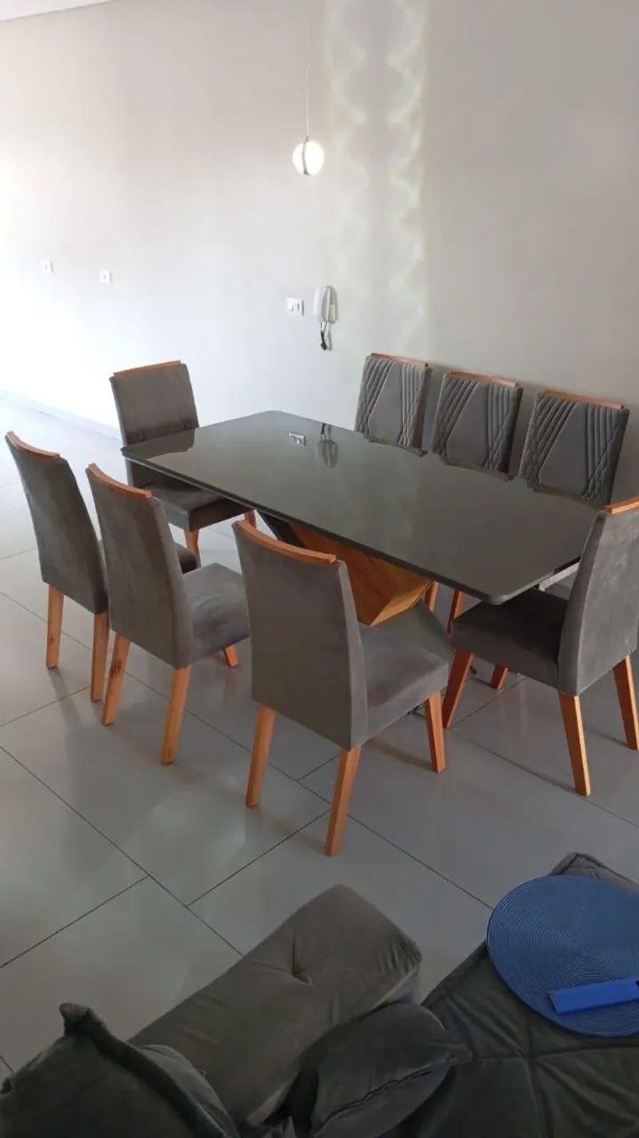 Mesa de jantar com 8 cadeiras 