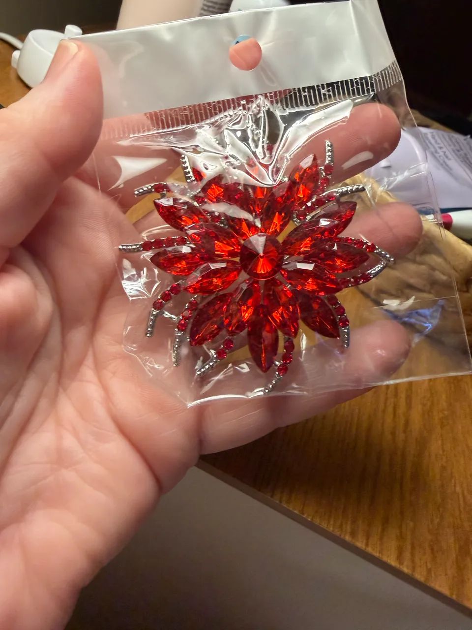 Broche vermelho de flor novo  - Foto 3