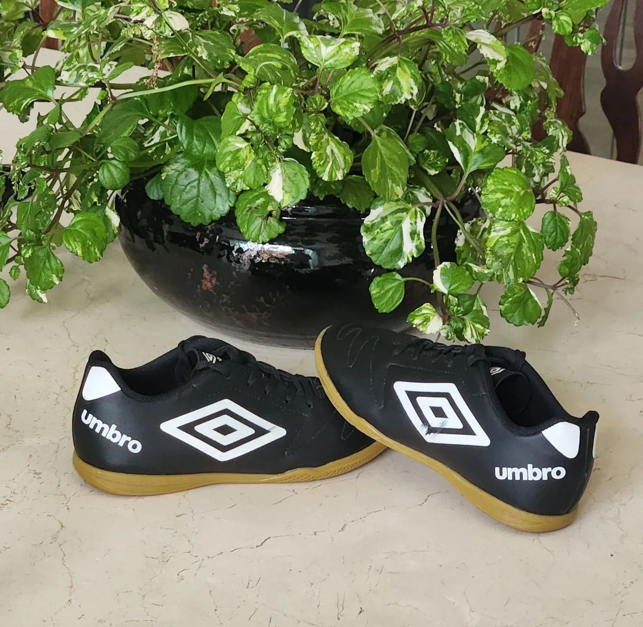 Chuteira Umbro - TAM 34 (caneleira de brinde) - Foto 2