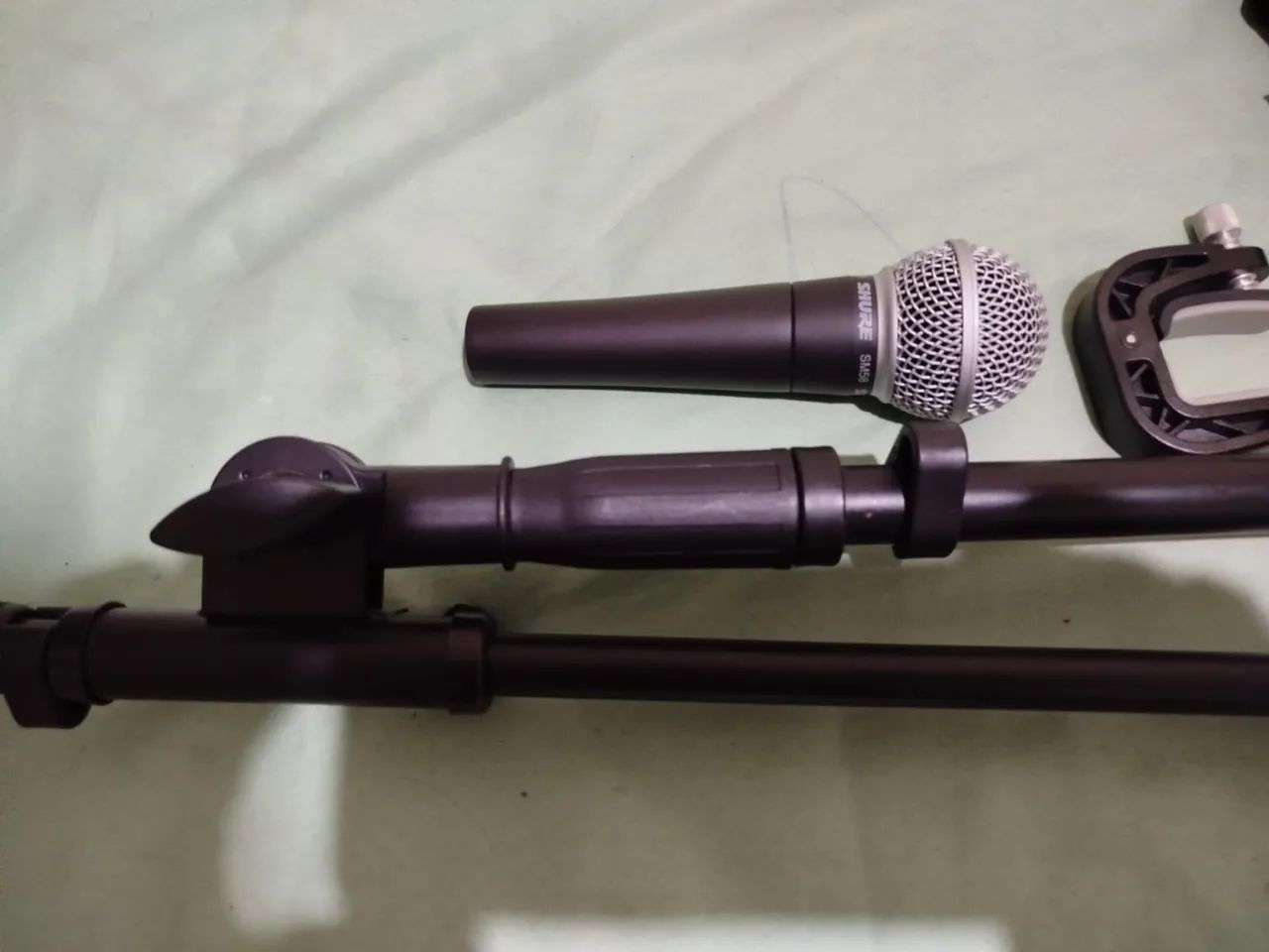 Microfone com pedestal