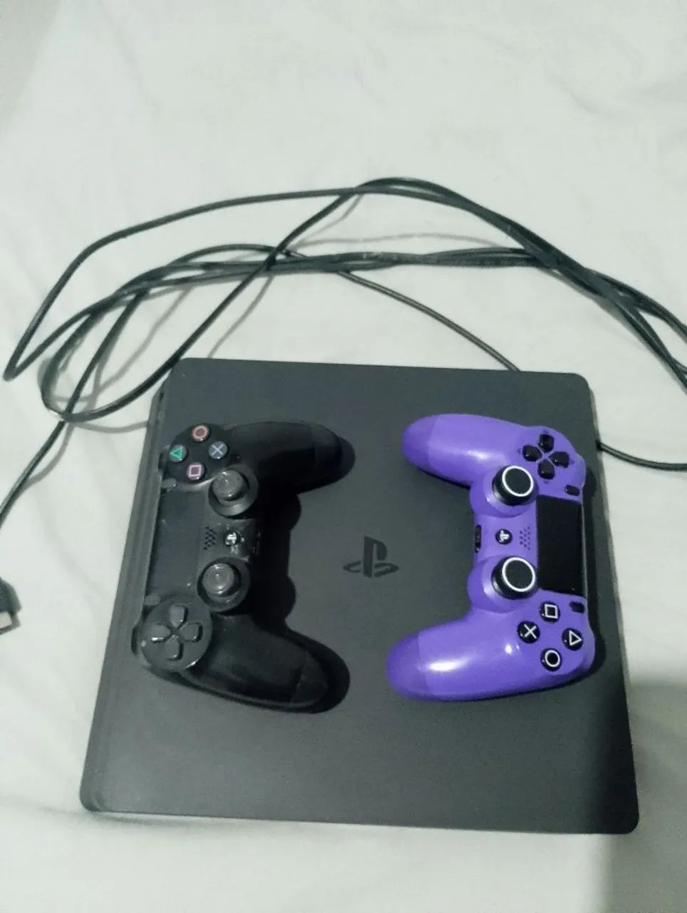 PS4 com 2 controles e jogos mídia física