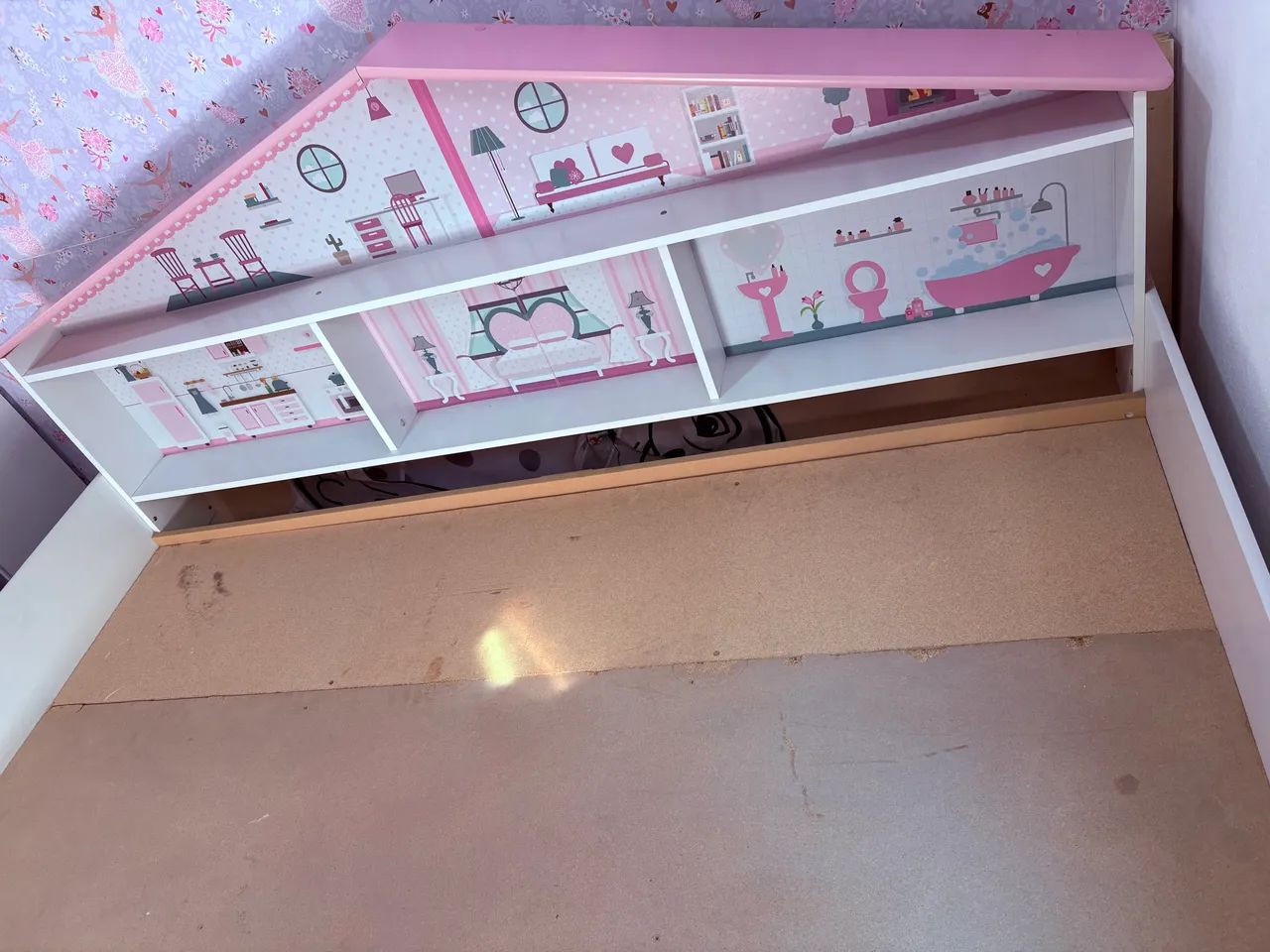 Cama infantil casinha com cabeceira de brinquedoteca - rosa e branca - Foto 3