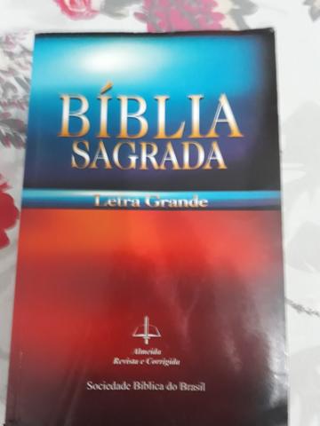 Biblia muito boa bem nova