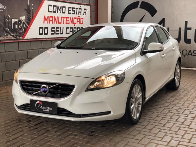 Volvo V40 T3 Kinetic 1.5 Turbo | Automático | Interior Bege