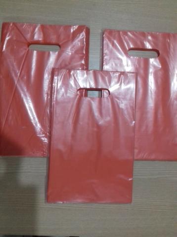 Saldo de estoque-500-sacolas-plastica-alça-vazada-personalizada-tamanho-20x30cm
