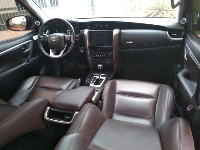 Hilux sw4 srx 2.8 tdi 4x4 diesel 7lg at 16-17 - Foto 6