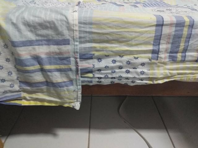 Cama de solteiro de madeira