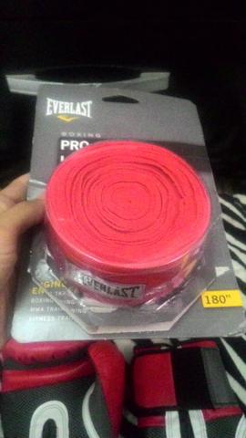 Luva 14oz + bandagem 4,6m everlast sem uso - Foto 4