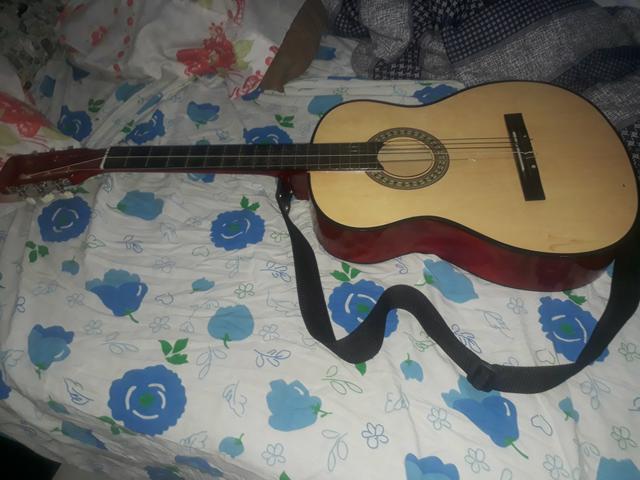 Violão bem conservado