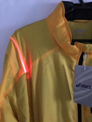 Jaquetta - Corta Vento Asics - Com Led Noturno - Ultima Peça - Foto 4