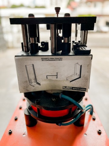 Estampo pneumático para fixação de contramarco em alumínio - NOVO - Foto 6