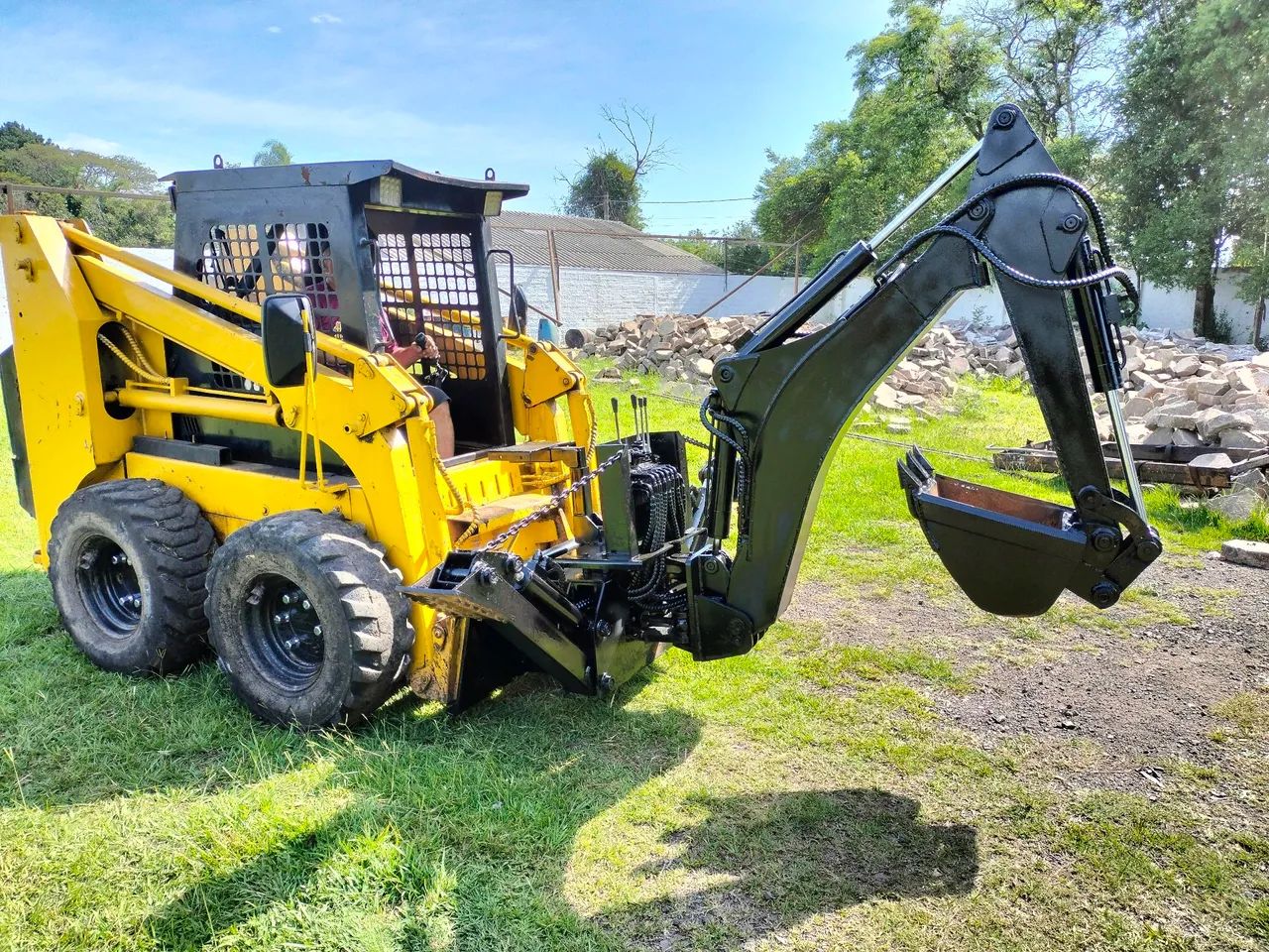 Implemento escavadeira, valetadeira para mini carregadeira  (bobcat)