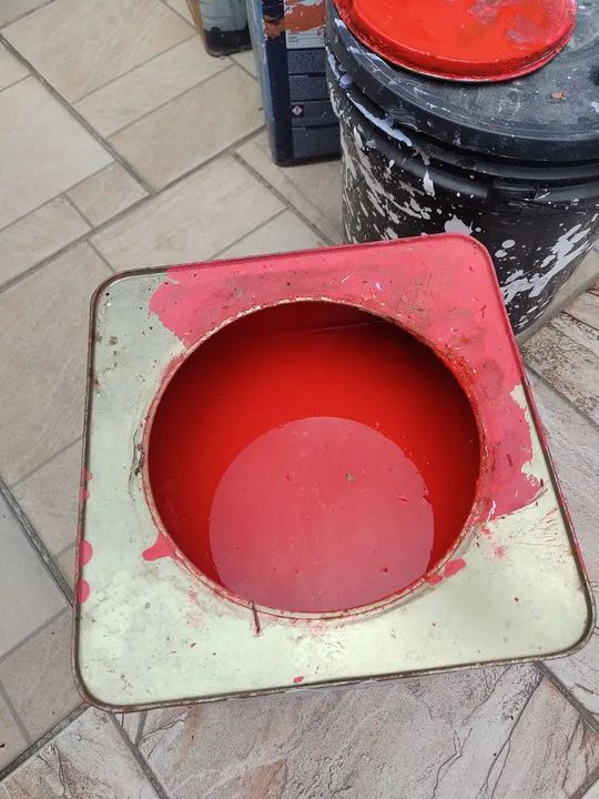 Vendo tinta vermelha usada só um pouco lata de 16 litros - Foto 2