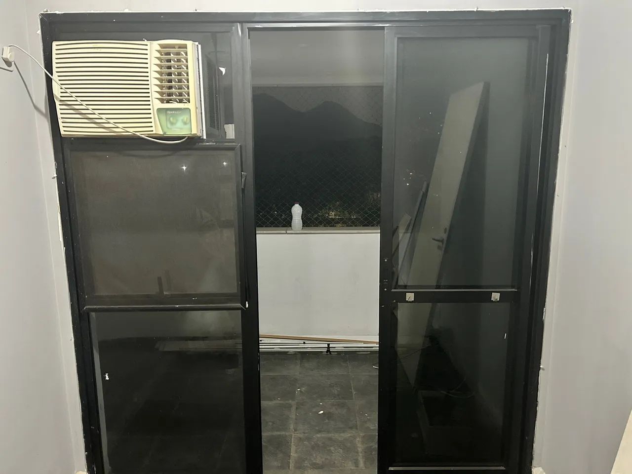 Vendo Porta de Correr em Vidro Blindex Fume - Foto 3