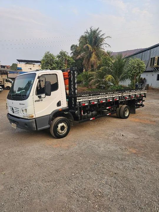 Caminhão Mercedes-Benz Accelo 915C 2011/2012