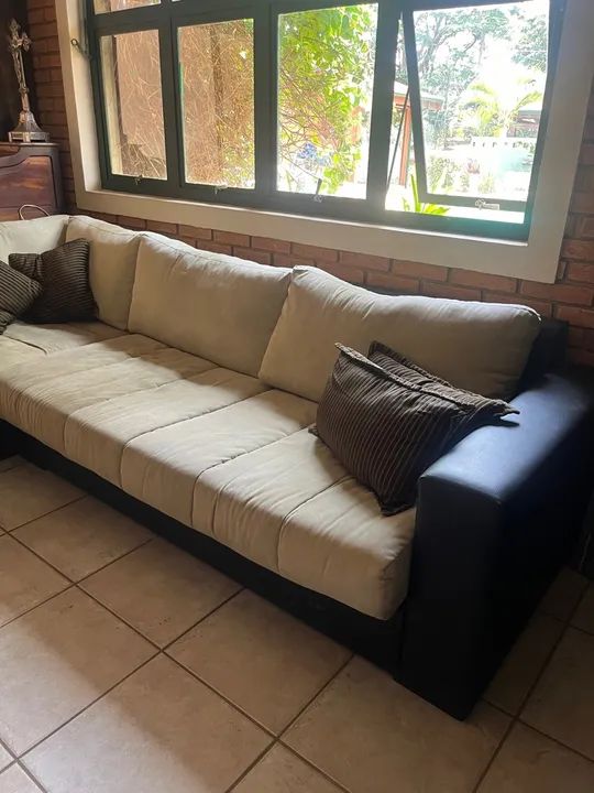 Sofá em couro preto e tecido bege - enorme - em L - 2 módulos 
