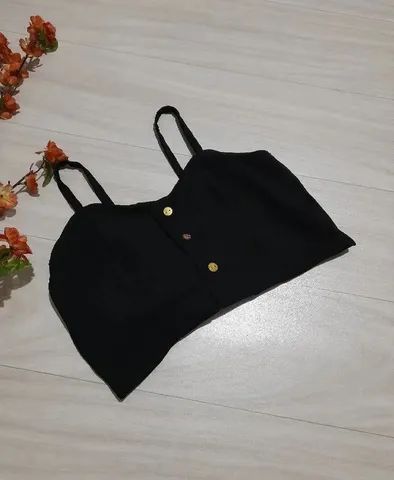 Cropped de alcinha preto.<br>