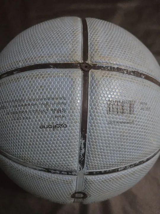 Bola de basquete Kipsta azul clara obs falta encher  - Foto 3