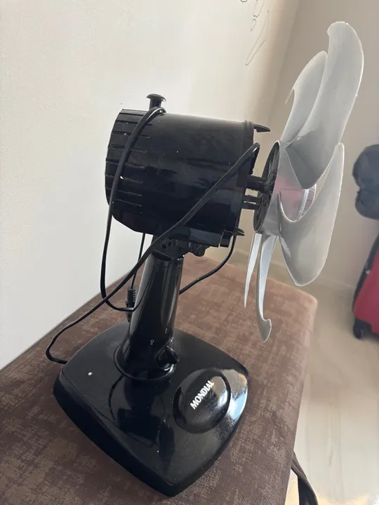 Ventilador com marcas, funcionando