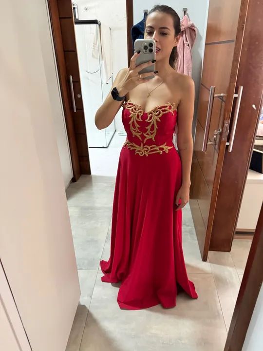 Vestido de Festa Vermelho com Detalhes Dourados - Foto 3
