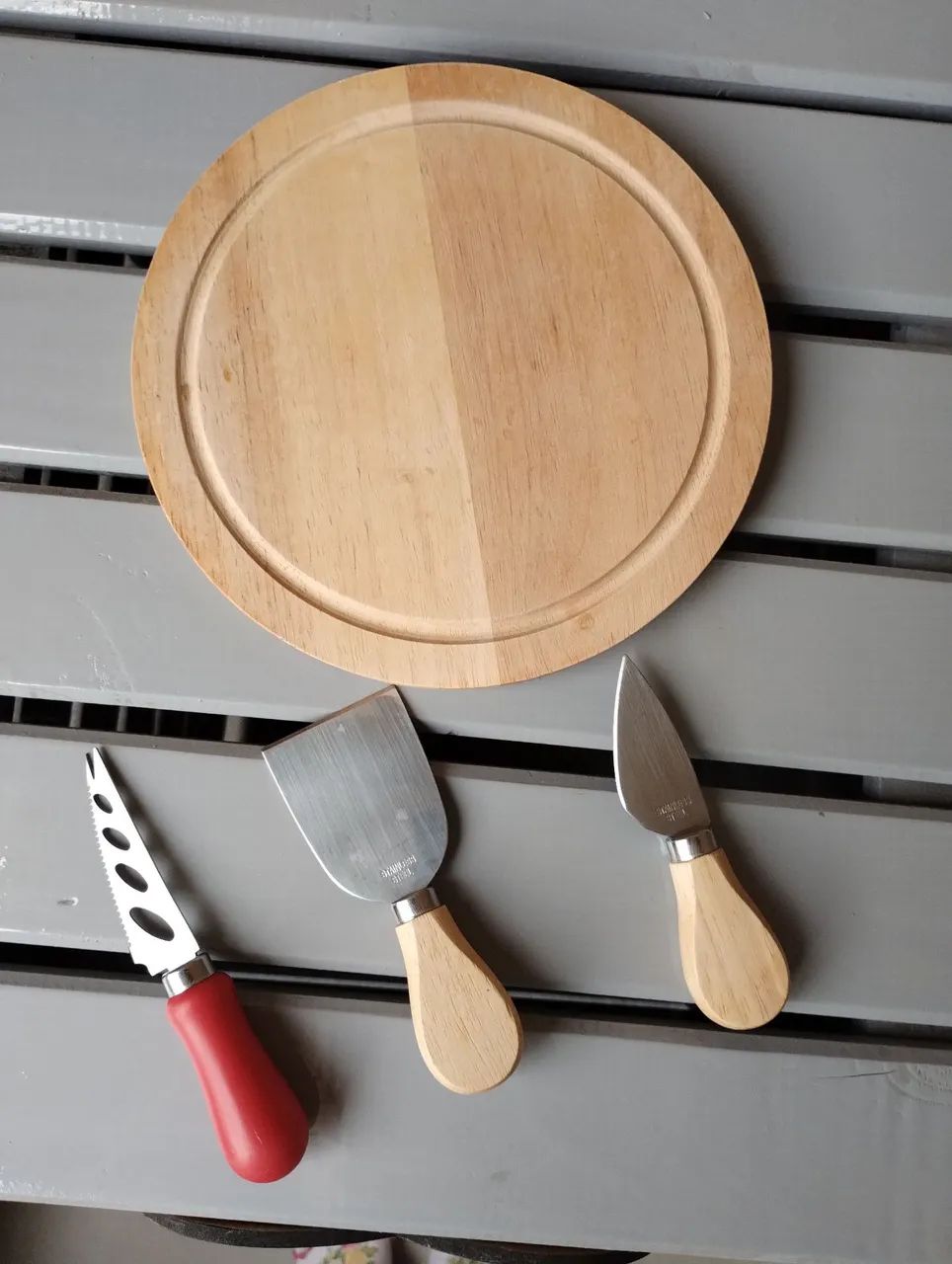 Tábua queijos em madeira, com faca e espátula 