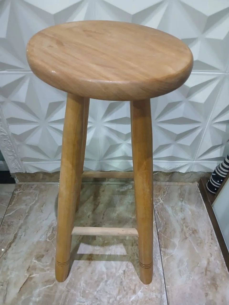 Banqueta de madeira para área externa