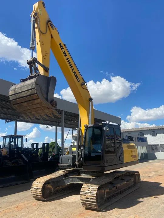 Escavadeira New Holland E215C evo