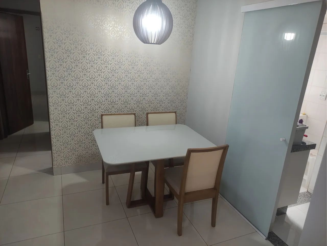 Mesa de Jantar com 4 cadeiras de madeira  - Foto 2