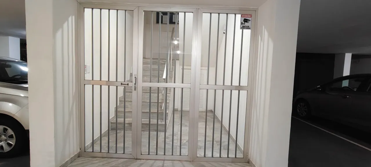 Vendo 6 portas de alumínio com vidro.